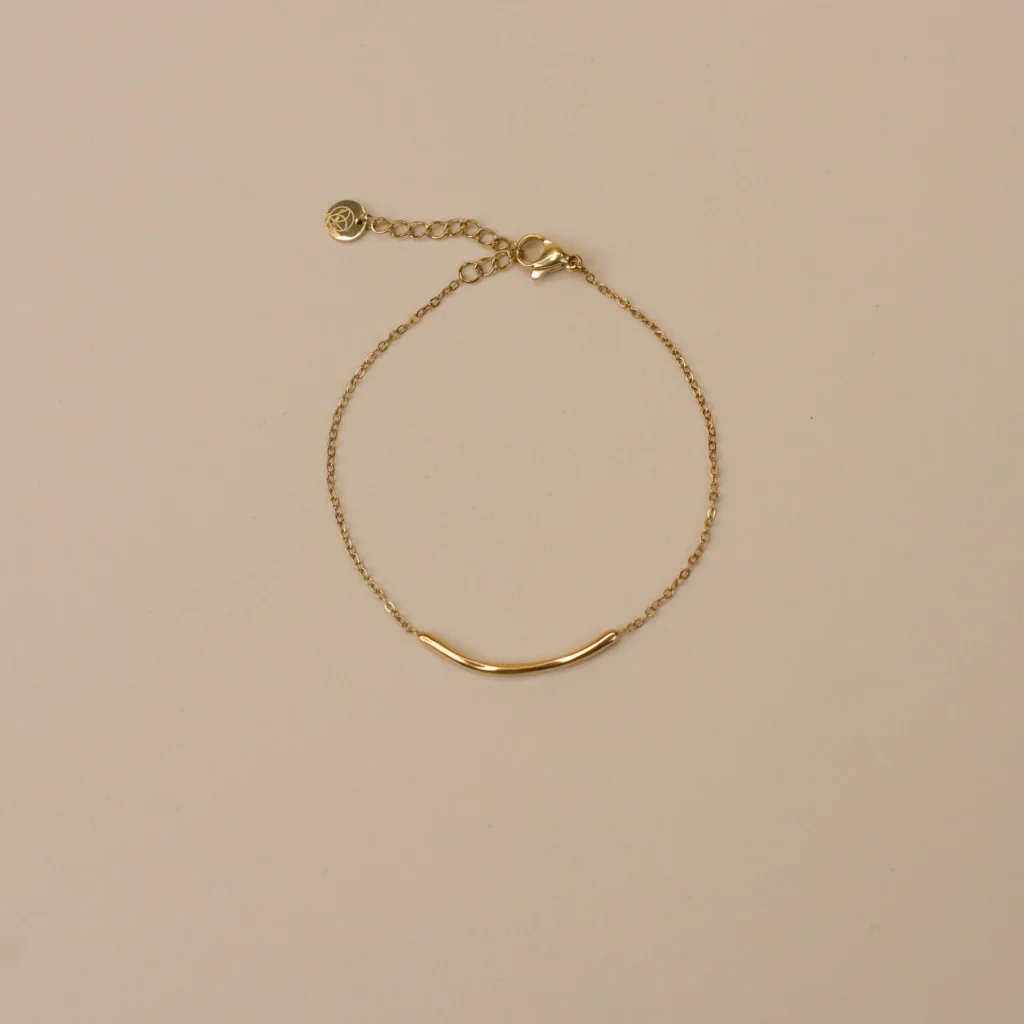 Amara Bracelet Gold 2 minimalistische gouden armband bovenaanzicht met gebogen massief stukje van 2 cm uniek en elegant sieraad dat eenvoud en luxe uitstraalt