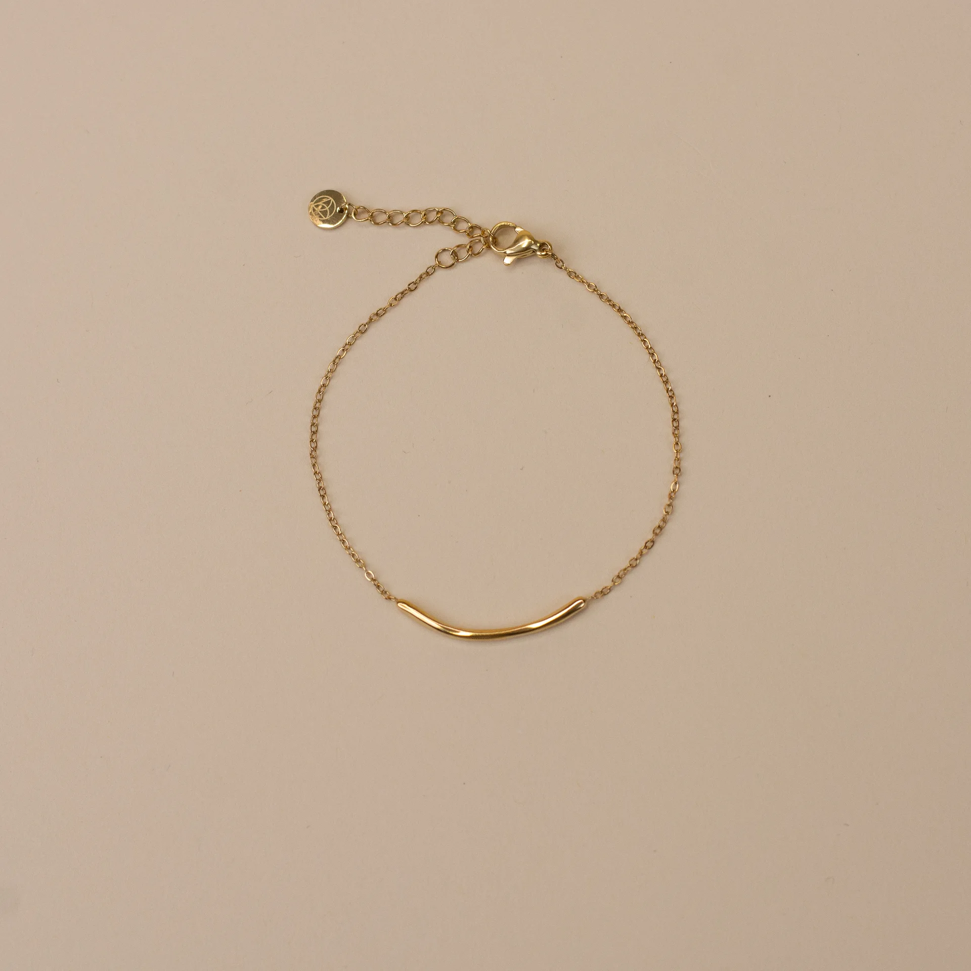 Amara Bracelet Gold 2 minimalistische gouden armband bovenaanzicht met gebogen massief stukje van 2 cm uniek en elegant sieraad dat eenvoud en luxe uitstraalt