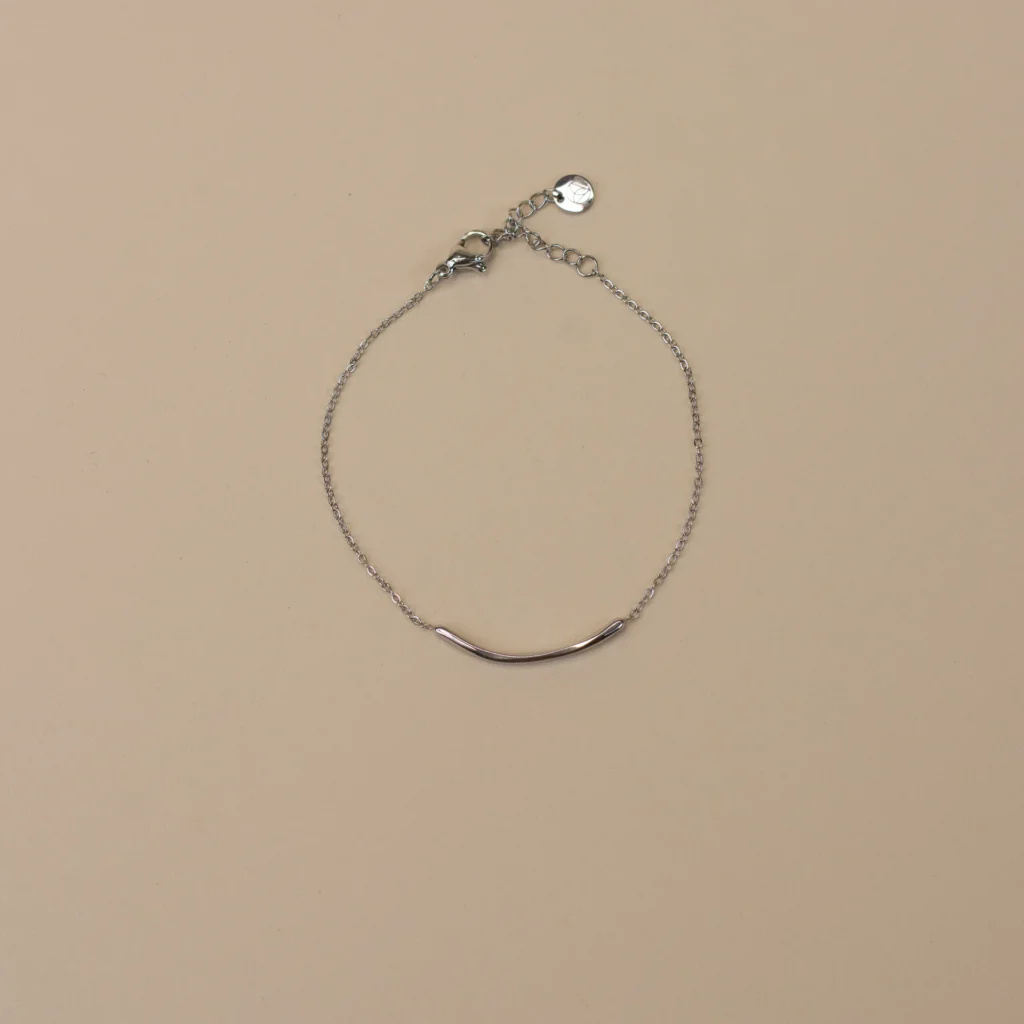 Amara Bracelet Silver 1 bovenaanzicht minimalistische zilveren armband Sarae met gebogen massief element van 2 cm elegant en tijdloos