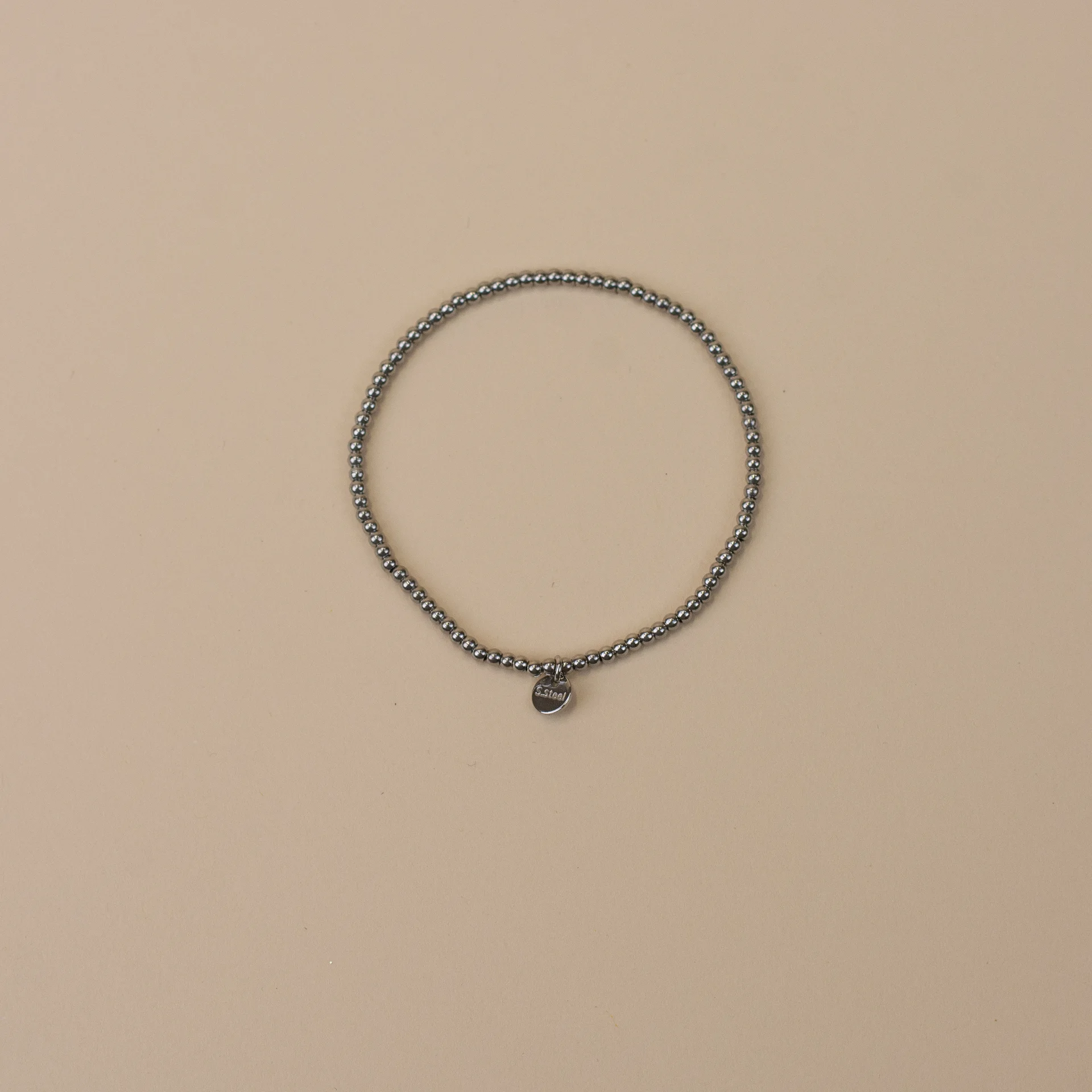 Belize Bracelet Silver 1 zilveren kralenarmband van boven Sarae met verfijnde ronde bolletjes minimalistisch en tijdloos sieraad