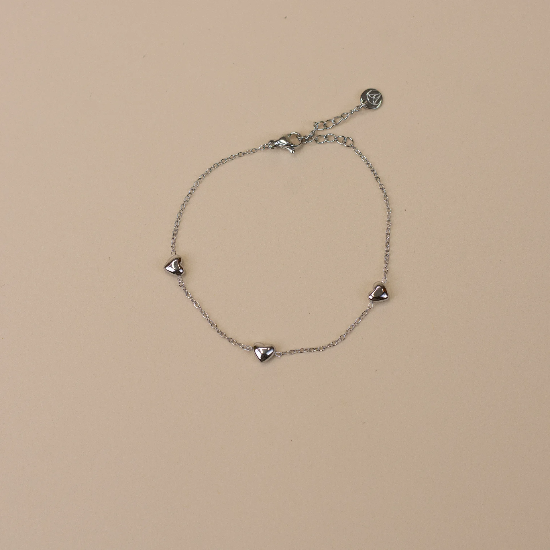 Daphne Bracelet Silver 1 bovenaanzicht zilveren armband met drie hartjes bedeltjes romantisch en elegant Sarae sieraad