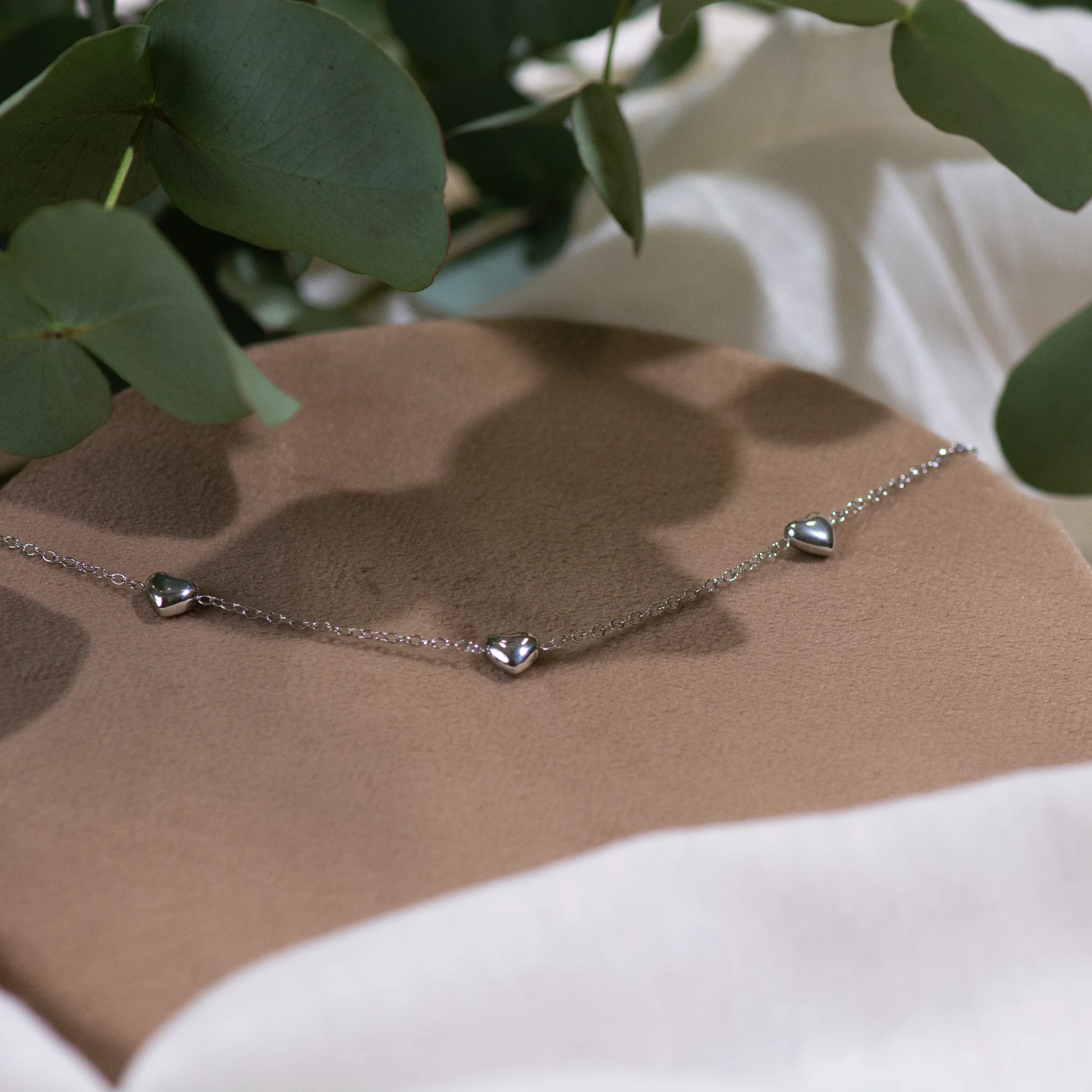 Daphne Bracelet Silver 2 zilveren armband met drie hartjes bedeltjes romantisch en elegant Sarae sieraad