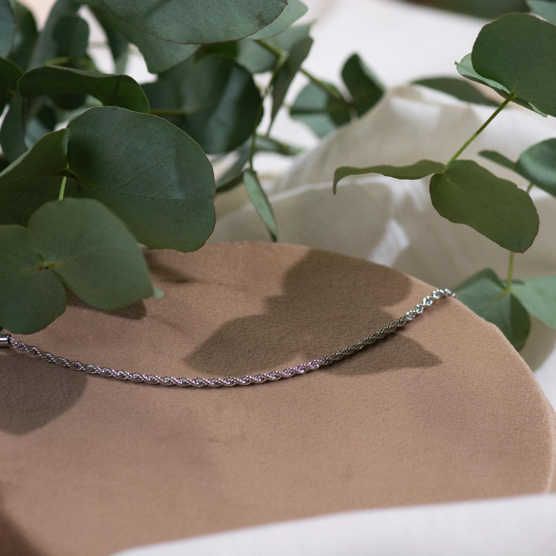 Evy Bracelet Silver 1 zilveren armband met gedraaid spiraal motief elegant minimalistisch dames sieraad van Sarae