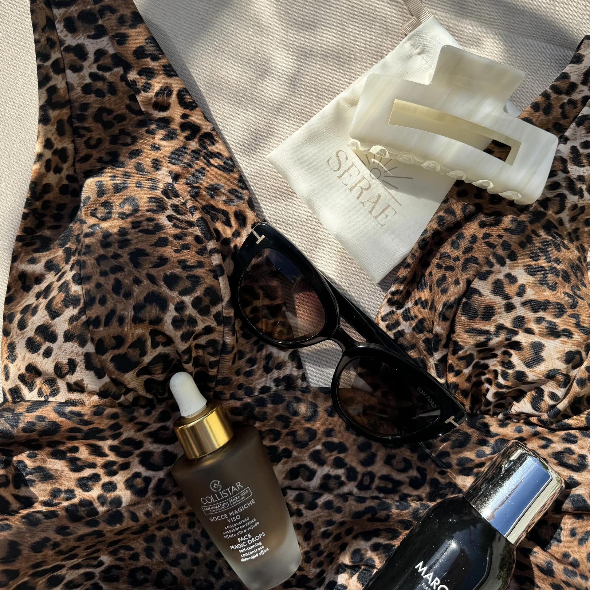 Sarae haarklem parelmoer motief in zomers zakje stijlvolle ivoorkleurige haaraccessoire gepresenteerd in een zomerse verpakking