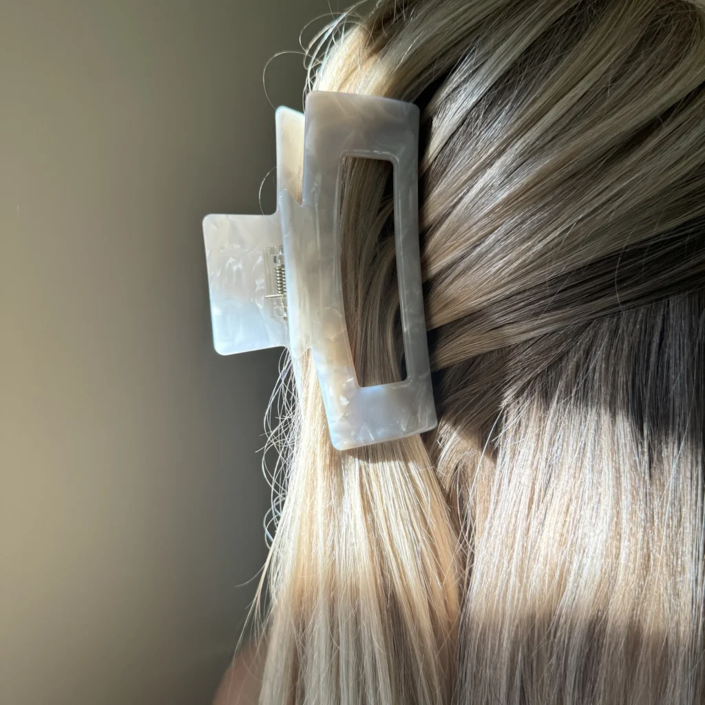 Sarae haarklem parelmoer motief in haar elegante ivoorkleurige haaraccessoire dat zorgt voor een stijlvolle en stevige haarlook