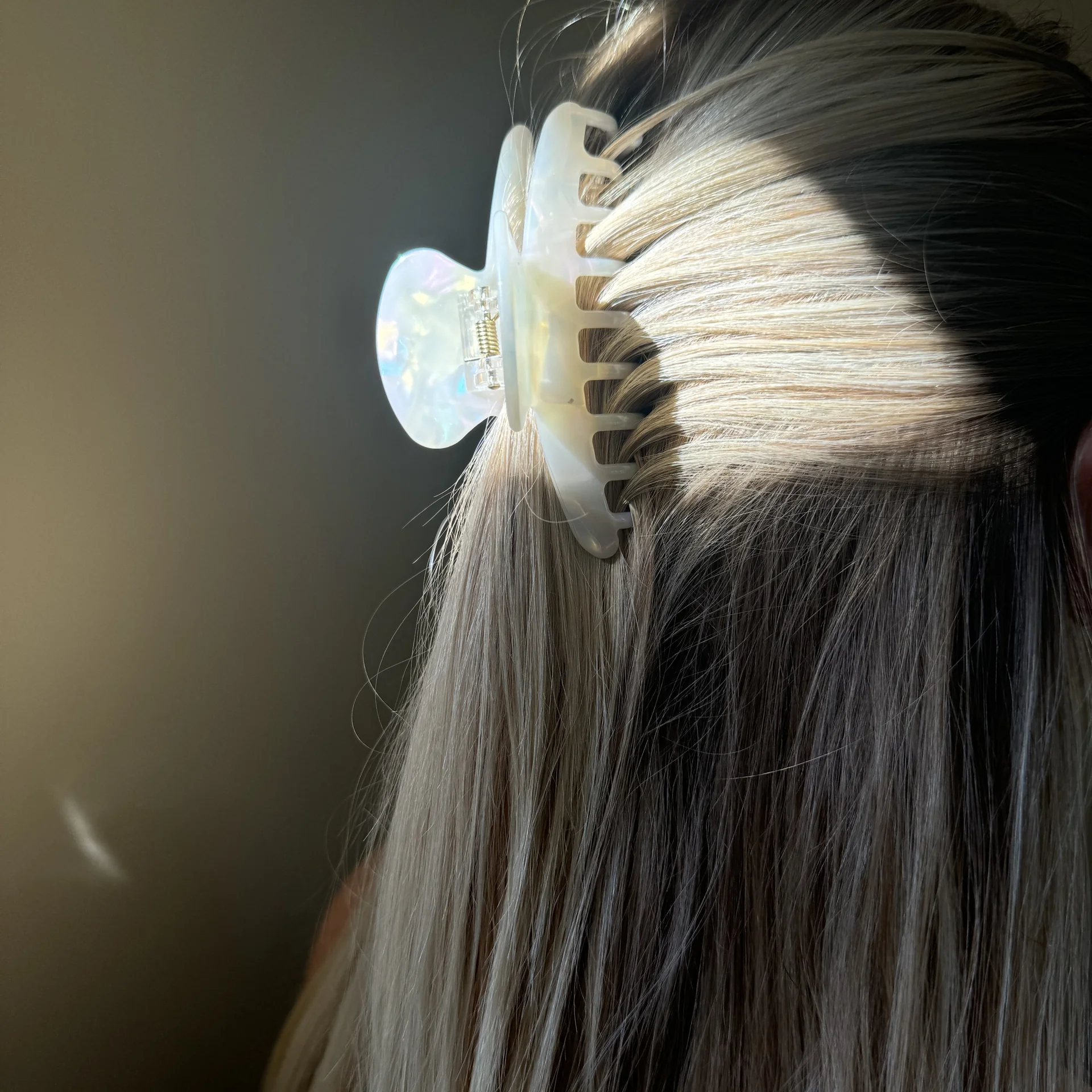 Sarae haarklem parelmoer motief stijlvolle ivoorkleurige haaraccessoire elegant gedragen in het haar voor een chique en tijdloze look