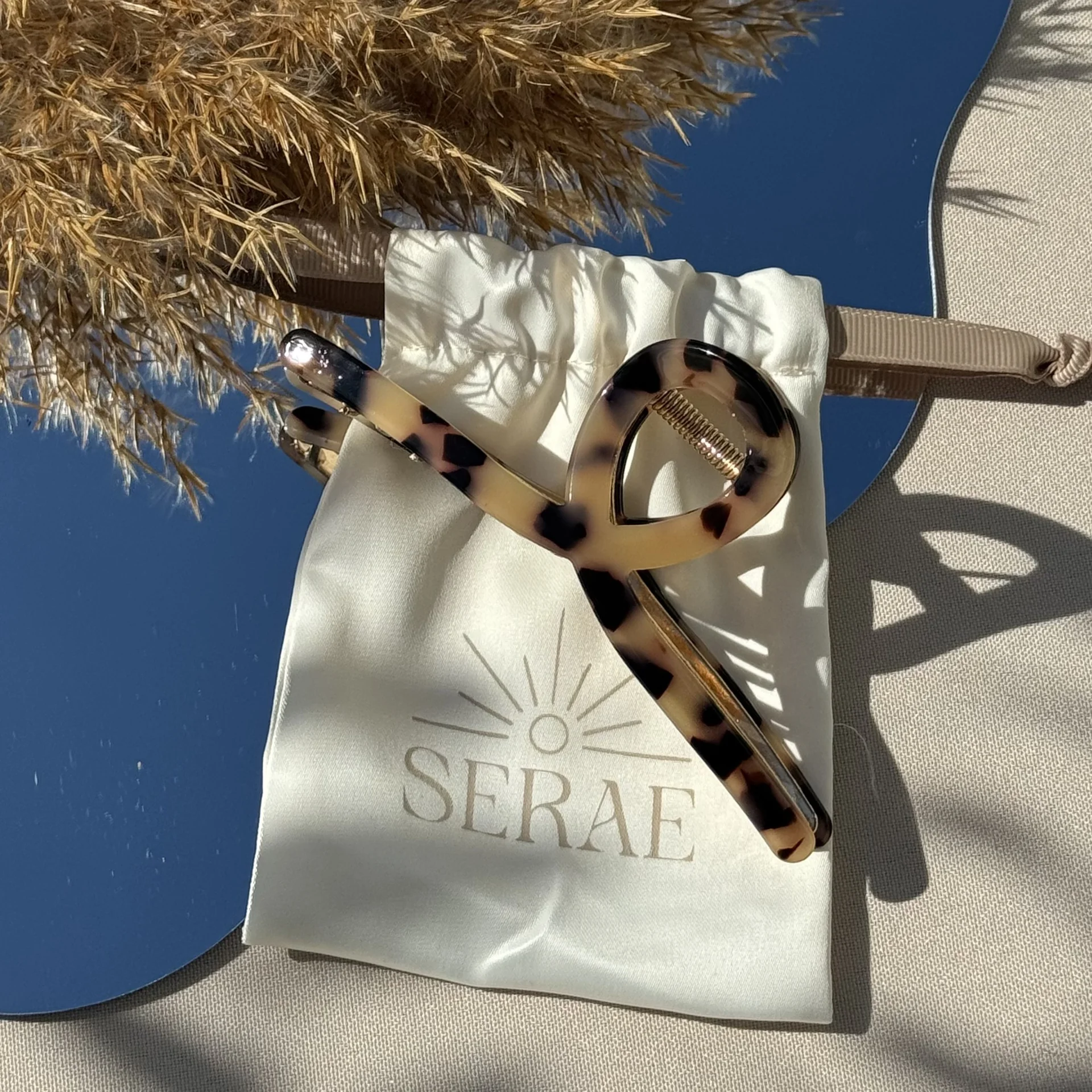 Sarae haarklem pantermotief luxe haaraccessoire geleverd in elegante Sarae verpakking stijlvol en praktisch geschikt voor dagelijks gebruik en speciale gelegenheden