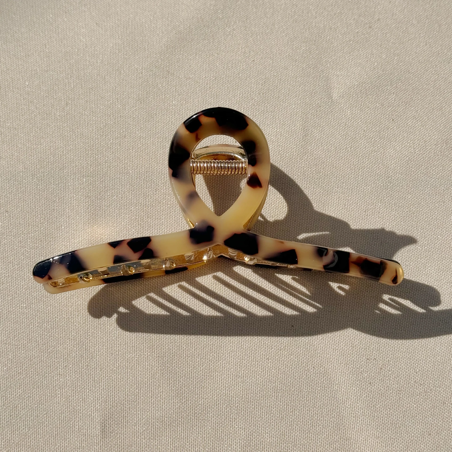 Sarae haarklem pantermotief stijlvolle haaraccessoire met stevig design modieuze panterprint ideaal voor dagelijks gebruik en feestelijke gelegenheden geschikt voor dun en dik haar