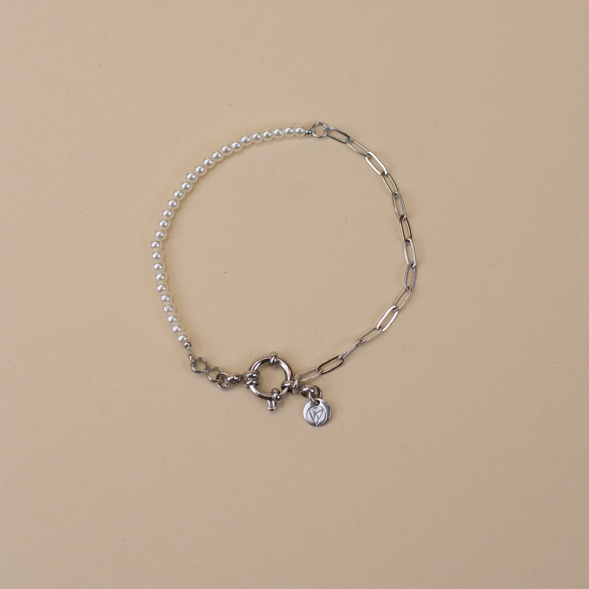Iris Bracelet Silver 1 zilveren armband met parelkleurige ronde steentjes bovenaanzicht elegant dames sieraad van Sarae