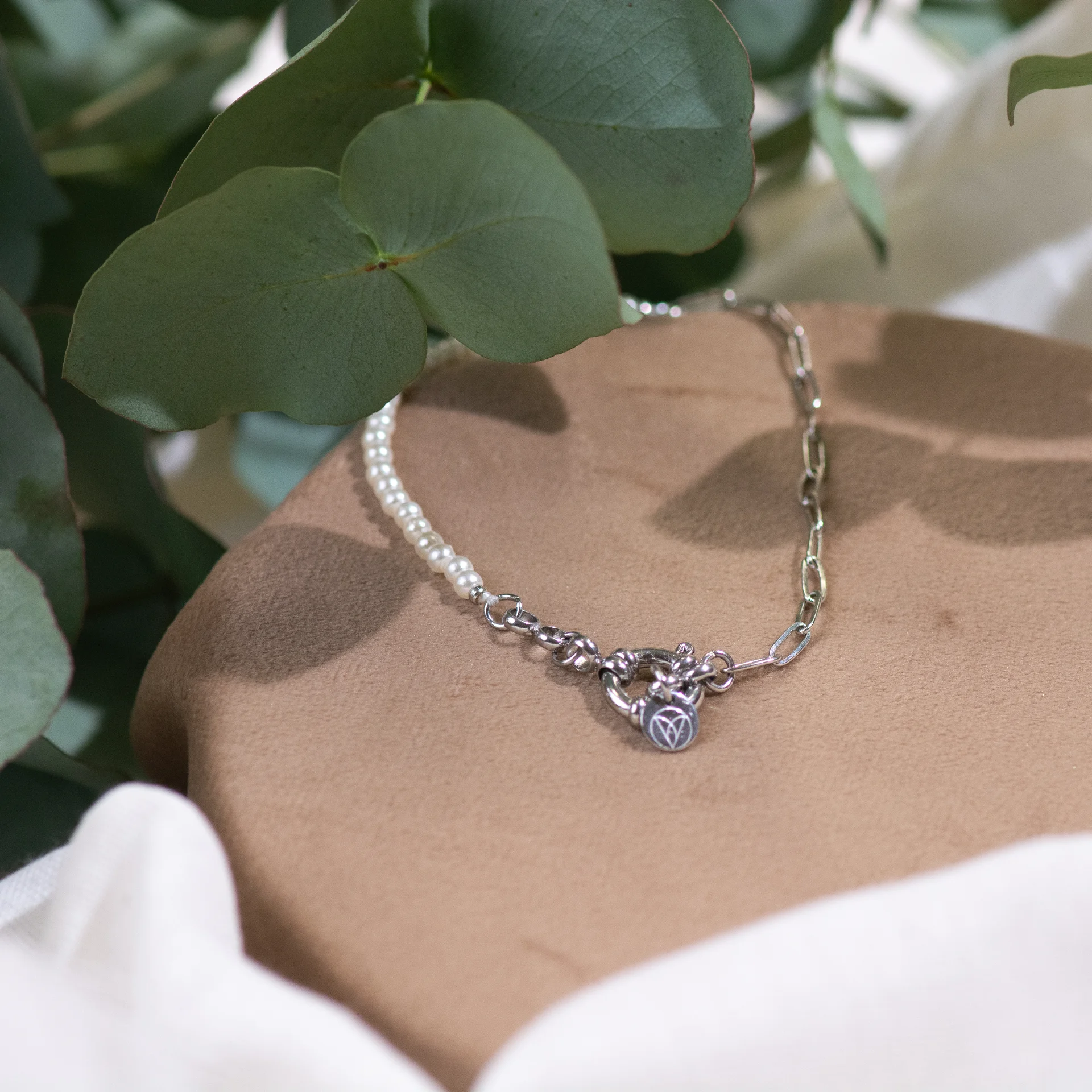 Iris Bracelet Silver 2 luxe zilveren armband met ronde parelkleurige steentjes elegant dames sieraad van Sarae