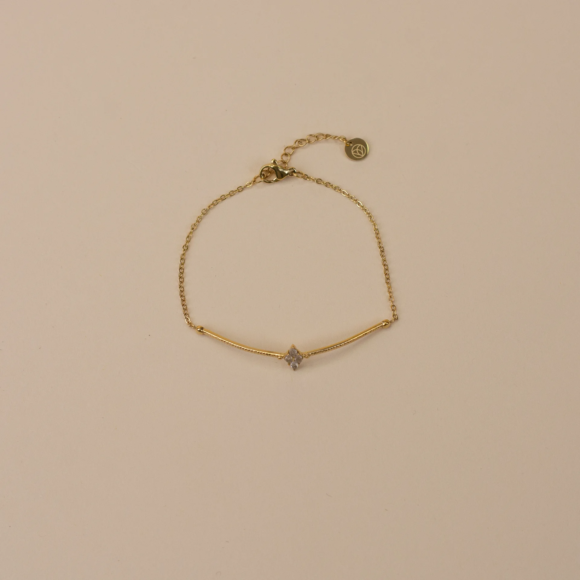 Jenny Bracelet Gold 2 bovenaanzicht luxe gouden armband met recht element en centrale steen eyecatcher gepresenteerd als stijlvol dames sieraad