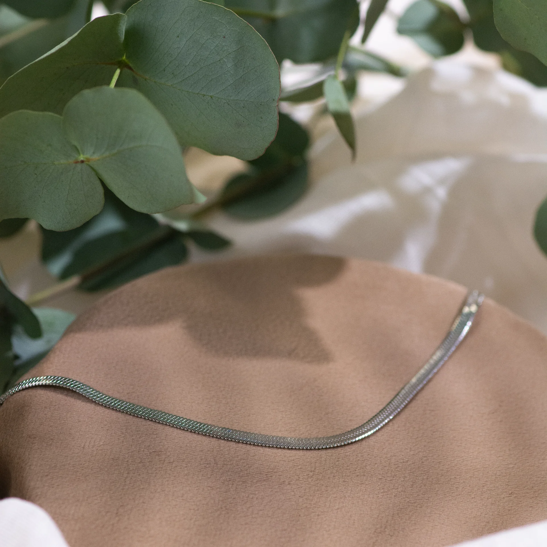 Jessie Bracelet Silver 1 elegante zilveren armband hoogglans old money stijl luxe dames sieraad van Sarae