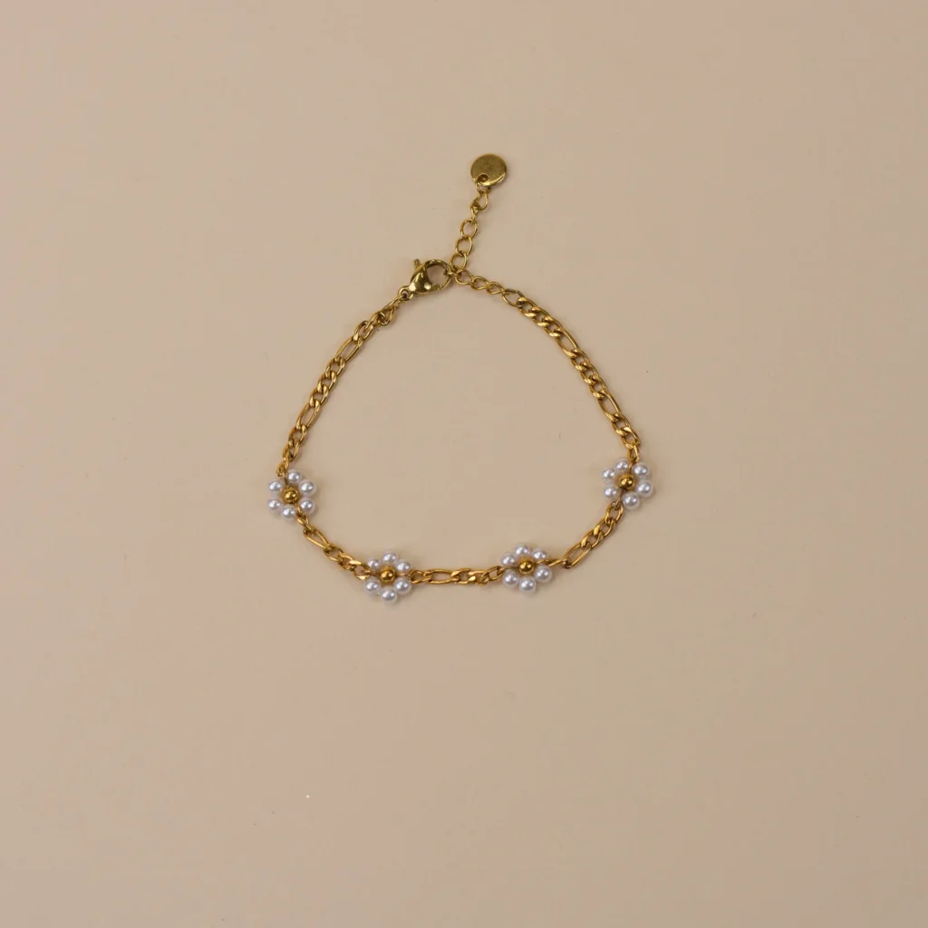 Livia Bracelet Gold 2 gouden armband met kleine zilveren bolletjes die op bloemetjes lijken bovenaanzicht minimalistisch dames sieraad elegante stijl neutrale achtergrond