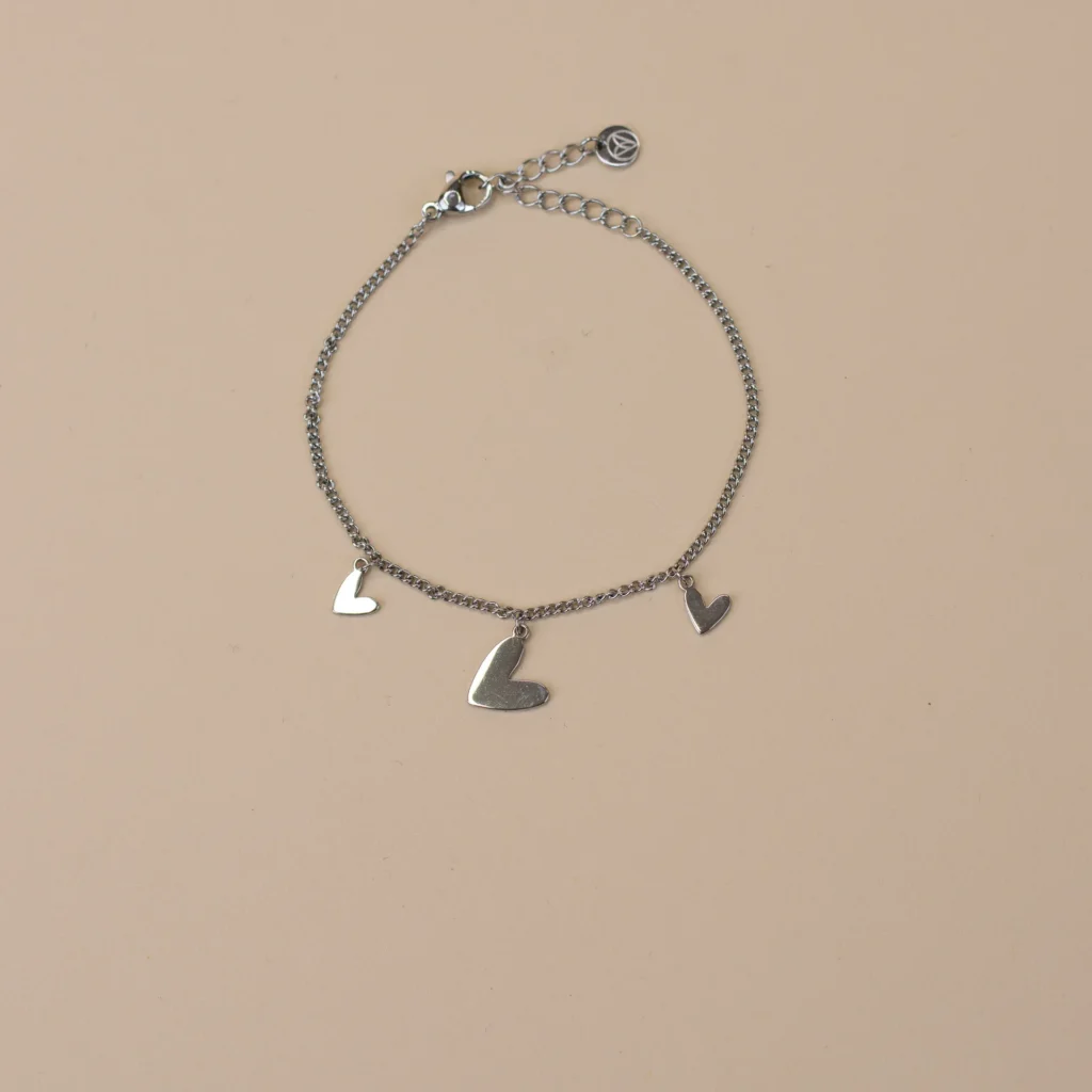 Naomi Bracelet Silver 1 zilveren armband met drie hartjes bedeltjes bovenaanzicht elegant dames sieraad van Sarae