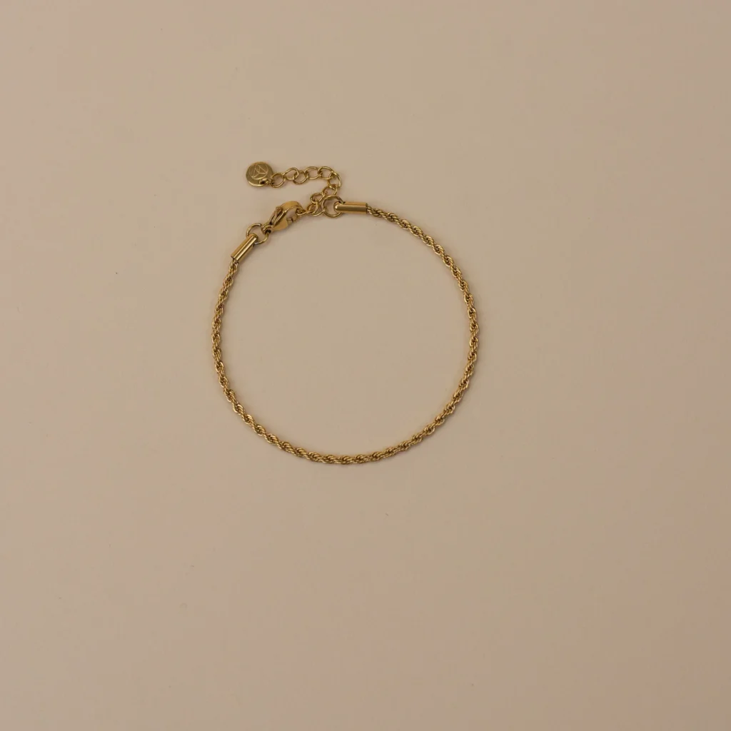 Trendy Noria Bracelet Gold 1 minimalistische gouden armband voor dames van Sarae elegant sieraad op neutrale achtergrond