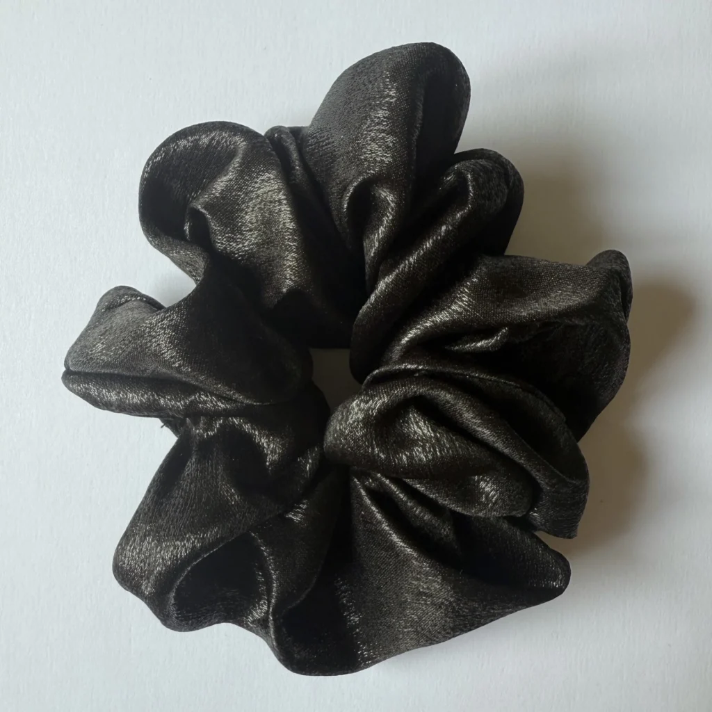 Scrunchie S0003 zwart close up Sarae stijlvolle haarelastiek voor vrouwen, ideaal om een paardenstaart of knot elegant vast te maken