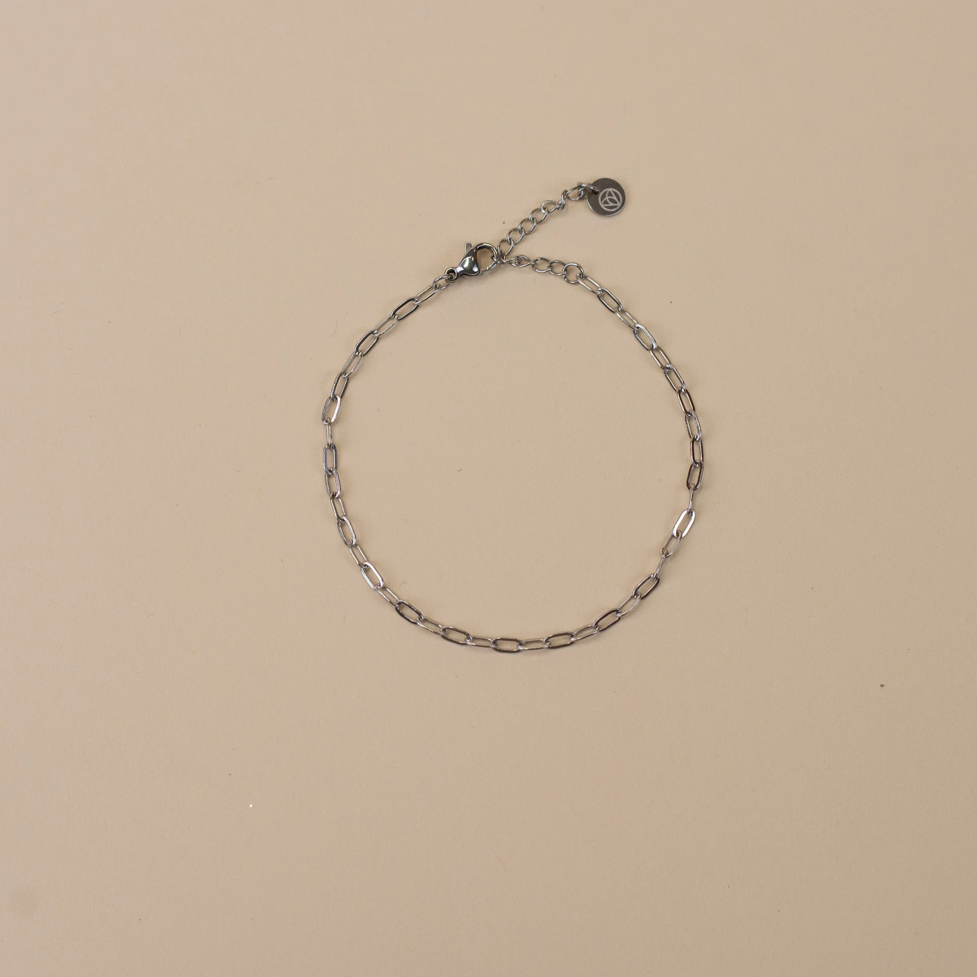 Tess Bracelet Silver 2 zilveren armband met schakels bovenaanzicht minimalistisch en stijlvol sieraad voor vrouwen van Sarae
